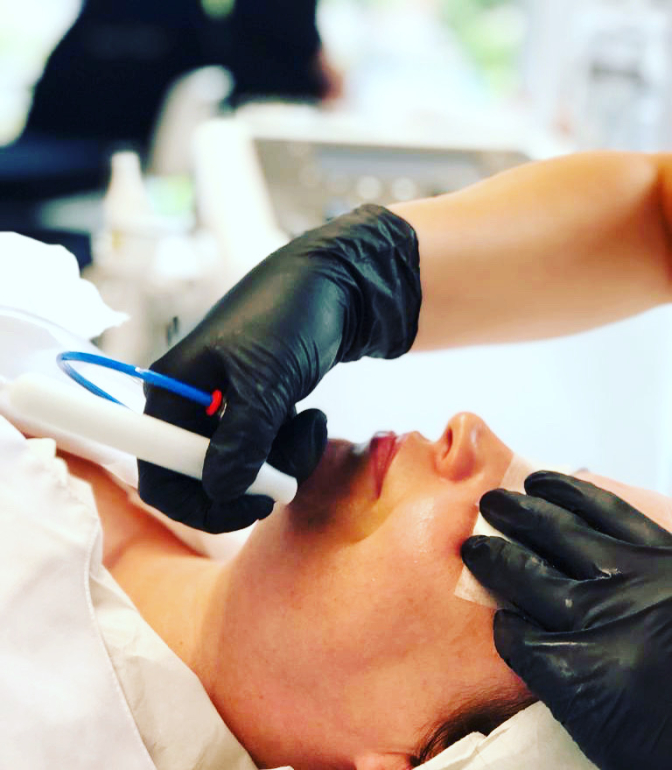 Hands-on facial treatment training using advanced skincare technologies and aesthetic procedures.