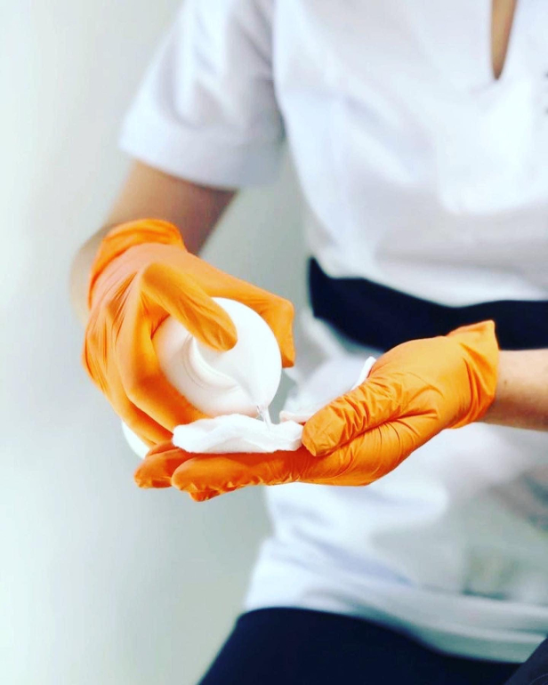 Hands-on training in manual facial cleansing, skin analysis, steaming, and blackhead removal.