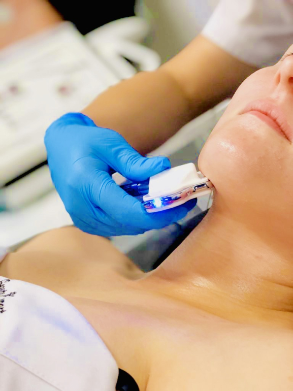 Microneedling and mesotherapy training focused on skin regeneration and advanced aesthetic procedures.