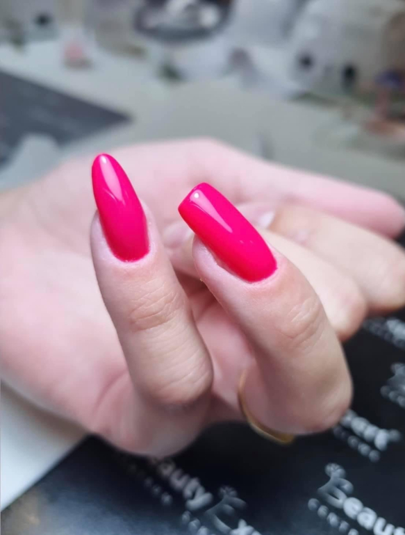 Nail technician training covering hybrid manicure, gel nails, and professional nail structure techniques.
