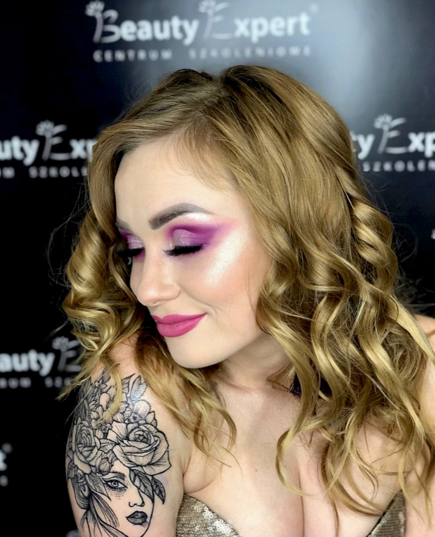 Professional makeup training covering bridal makeup, evening makeup, and beauty techniques.