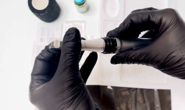 Kurs dermapen online dla początkujących - pokaz na szkoleniu jak ustawiać urządzenie do mezoterapii mikroigłowej