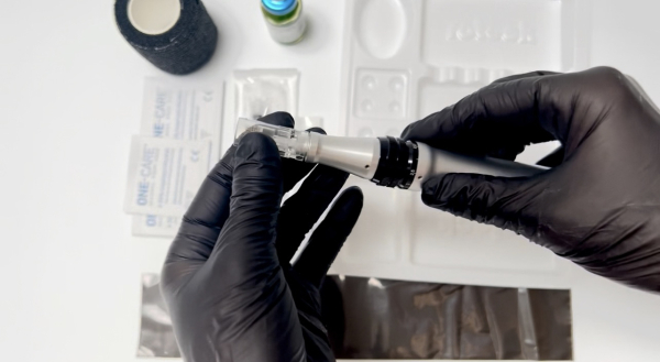 Dermapen microneedling course – preparing the device for a microneedling treatment
