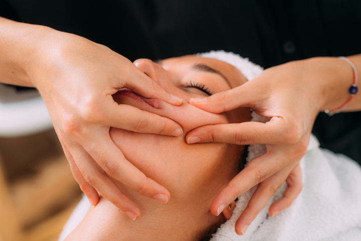 Nowa lekcja masażu Korugi w rocznej szkole kosmetycznej na platformie Beauty Expert Online