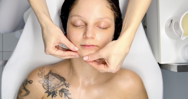 The Classic Facial Massage — Techniques, Skin Benefits & Science Behind It