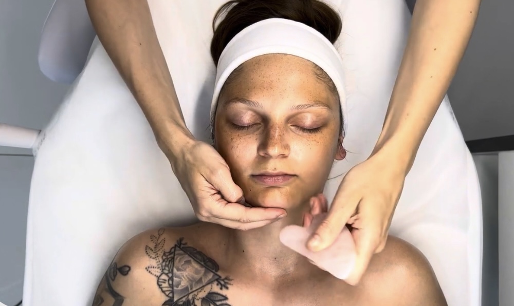 Gua Sha facial course – lifting effects, tool technique, and stimulation of lymphatic circulation.