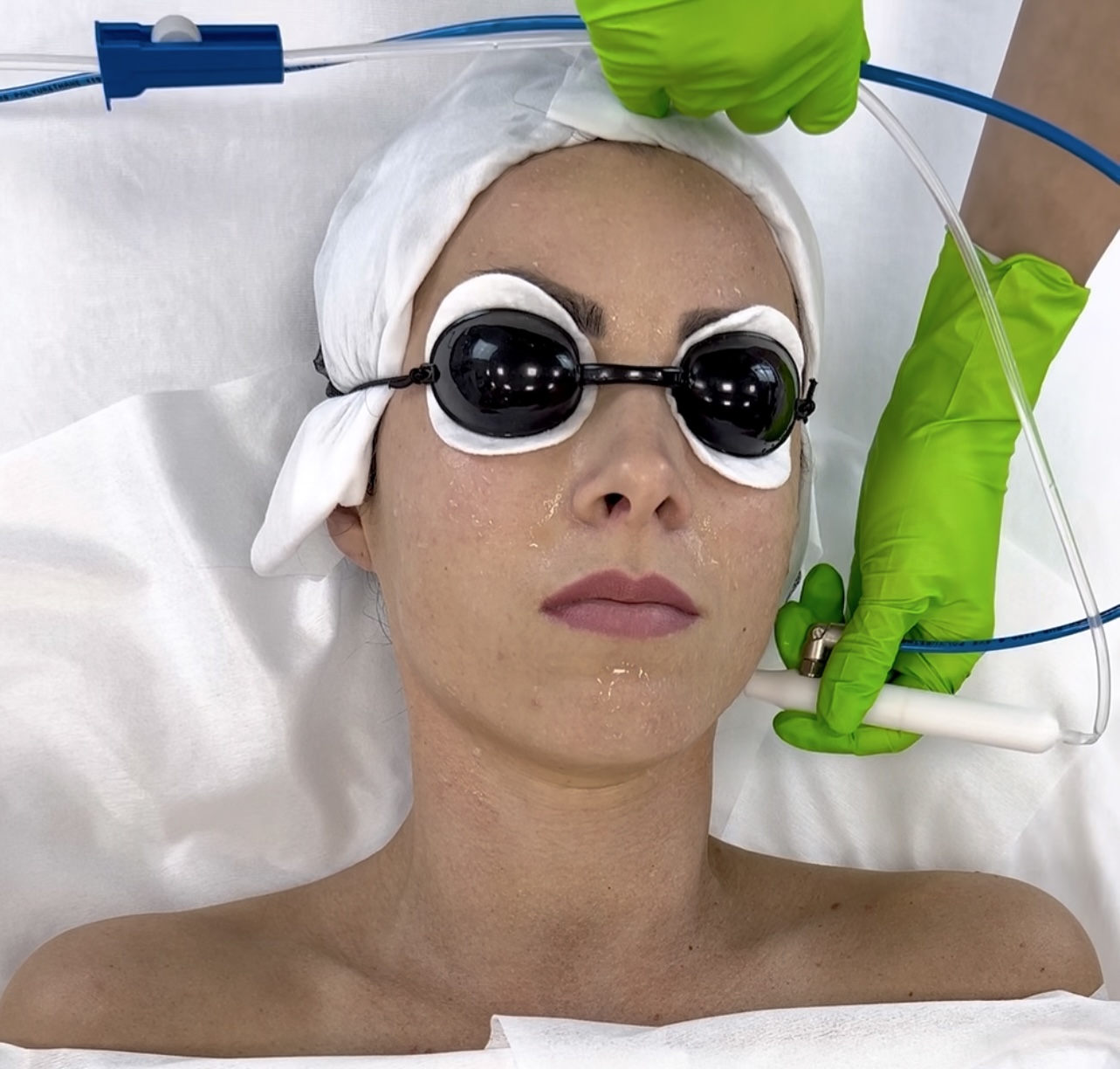 Oxygen infusion treatment – skin oxygenation and hydration demonstrated during an online beauty school lesson.