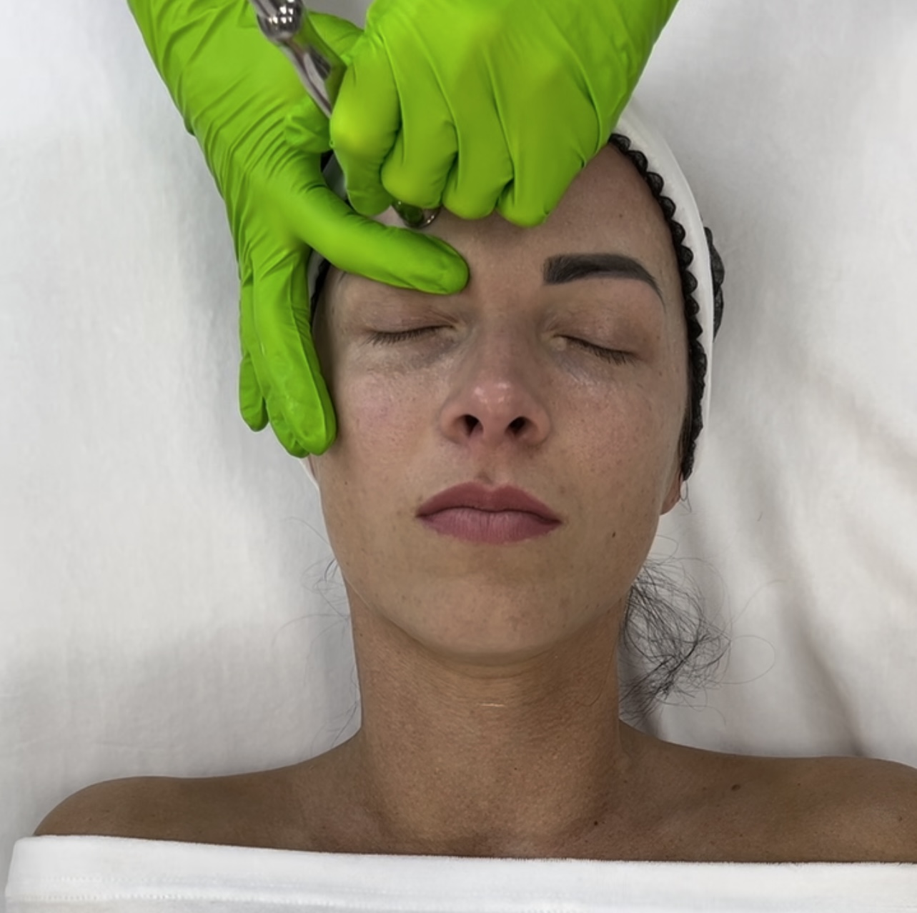 Microdermabrasion step by step – exfoliating the skin with a diamond tip during an online beauty training.