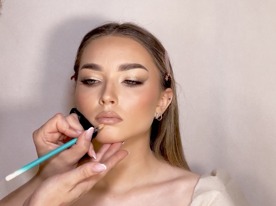 Online makeup lesson with instructor’s commentary – step-by-step training in four styles: daytime, evening, glow, and bridal makeup as part of the one-year beauty school program.