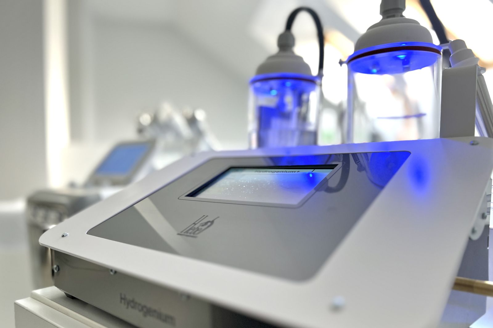 Multi-step hydrafacial – combination of cavitation, chemical peels, oxygen infusion, LED therapy, and ultrasound during an advanced lesson in the one-year beauty school program.