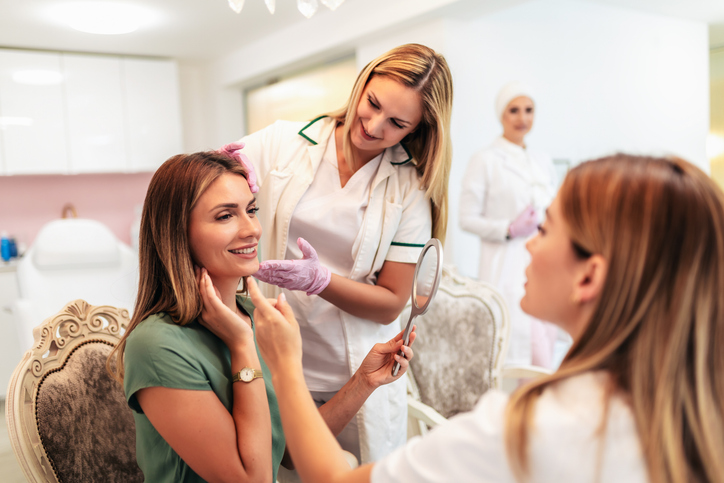 menadżer salonu beauty analizujący grafik wizyt i przychód salonu