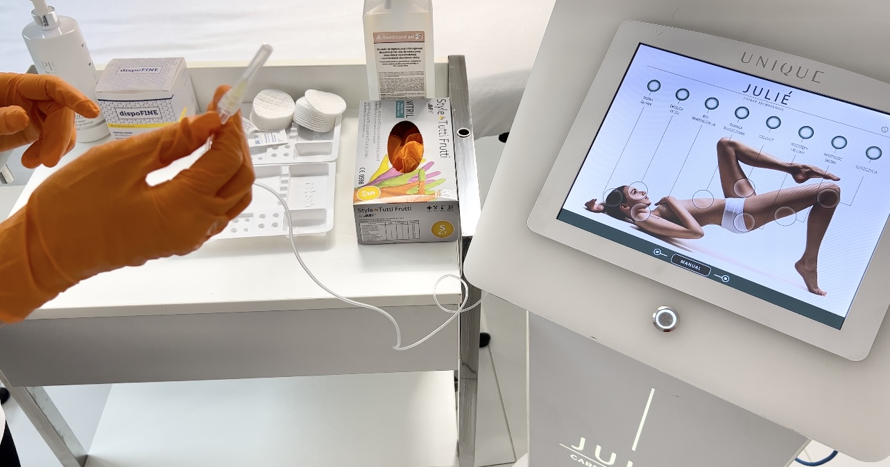 Carboxytherapy on the abdomen – CO₂ injection to firm the skin and reduce fat tissue during the practical part of a beauty course.
